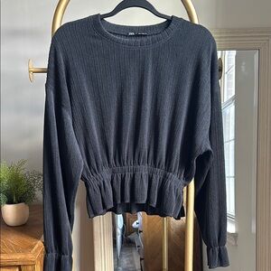 Zara charcoal gray ribbed long sleeved top with peplum hem (size small) ✨
